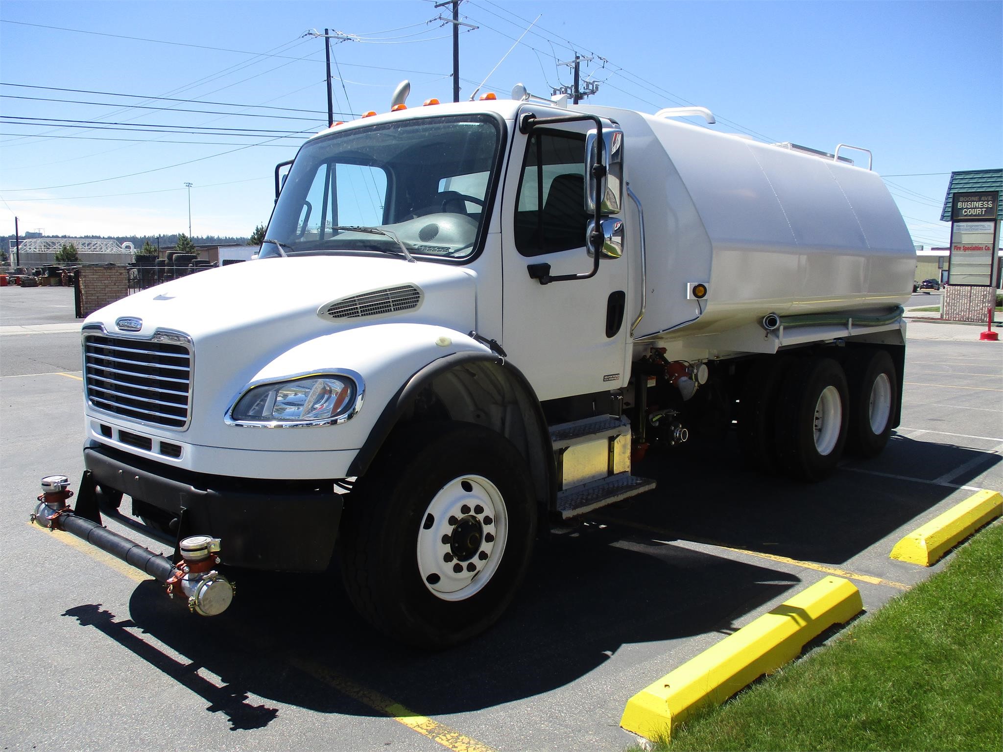 2011 FREIGHTLINER BUSINESS CLASS M2 106 - image 2 of 6