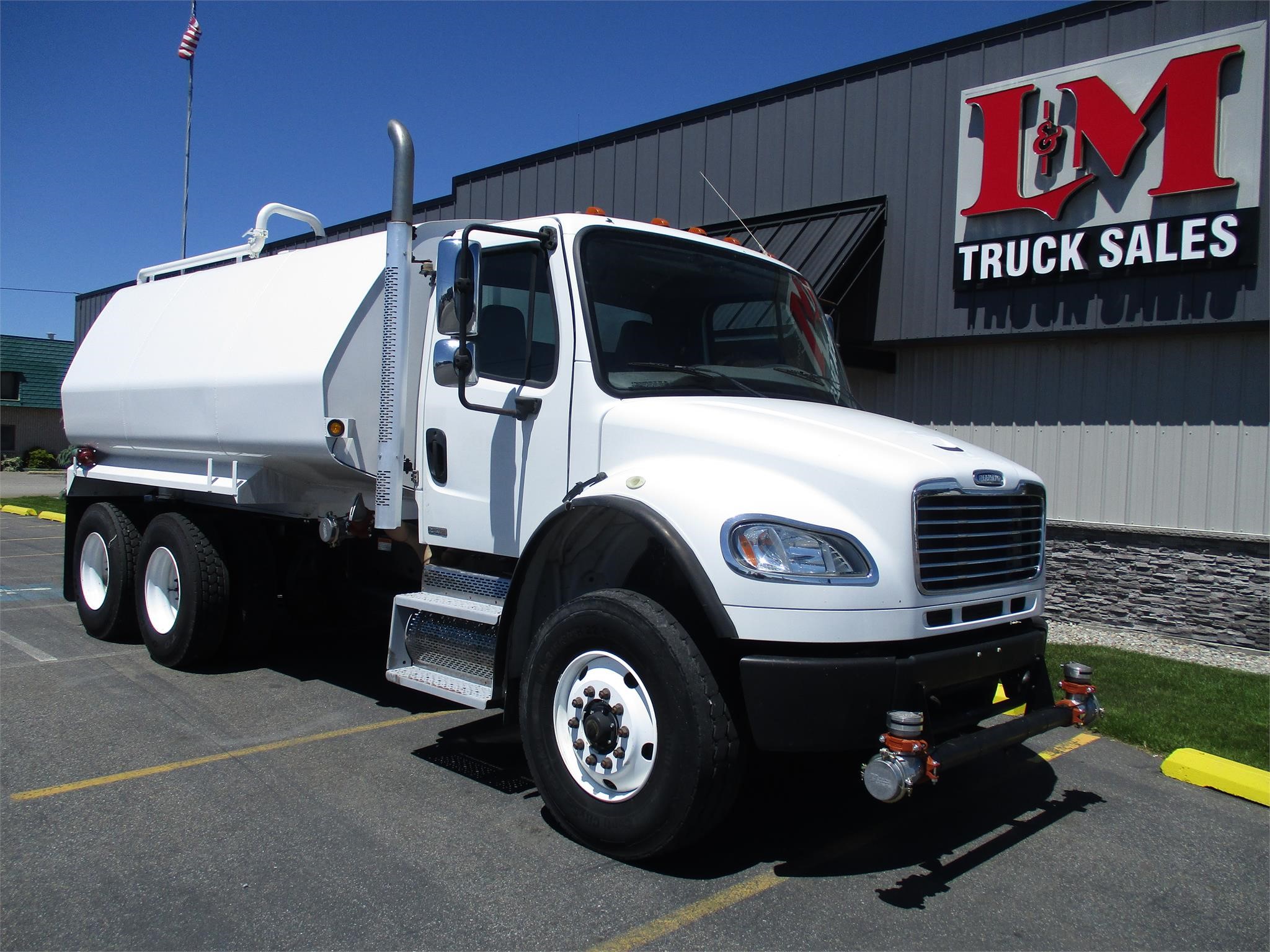 2011 FREIGHTLINER BUSINESS CLASS M2 106 - image 1 of 6