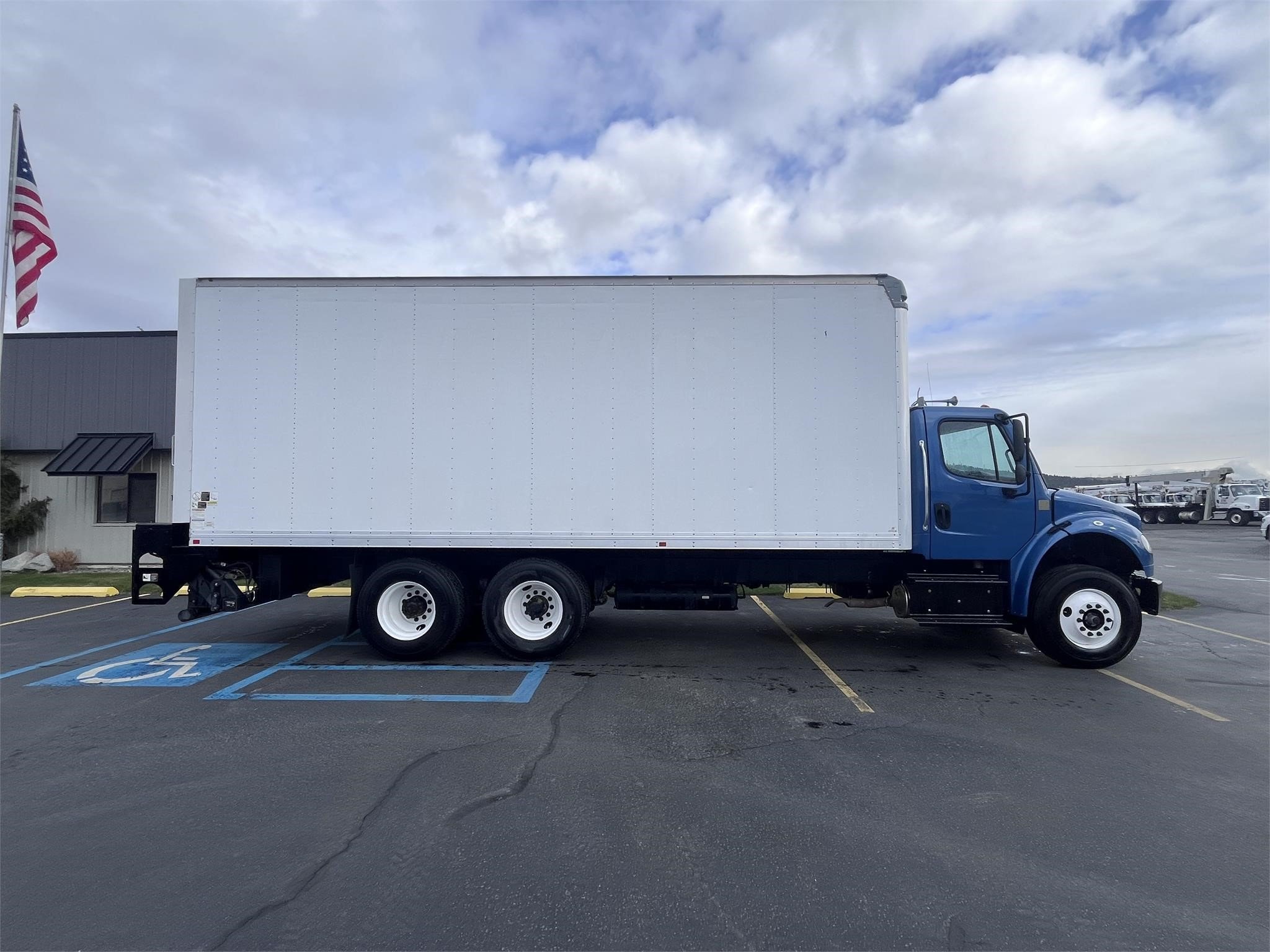2018 FREIGHTLINER BUSINESS CLASS M2 106 - image 2 of 6