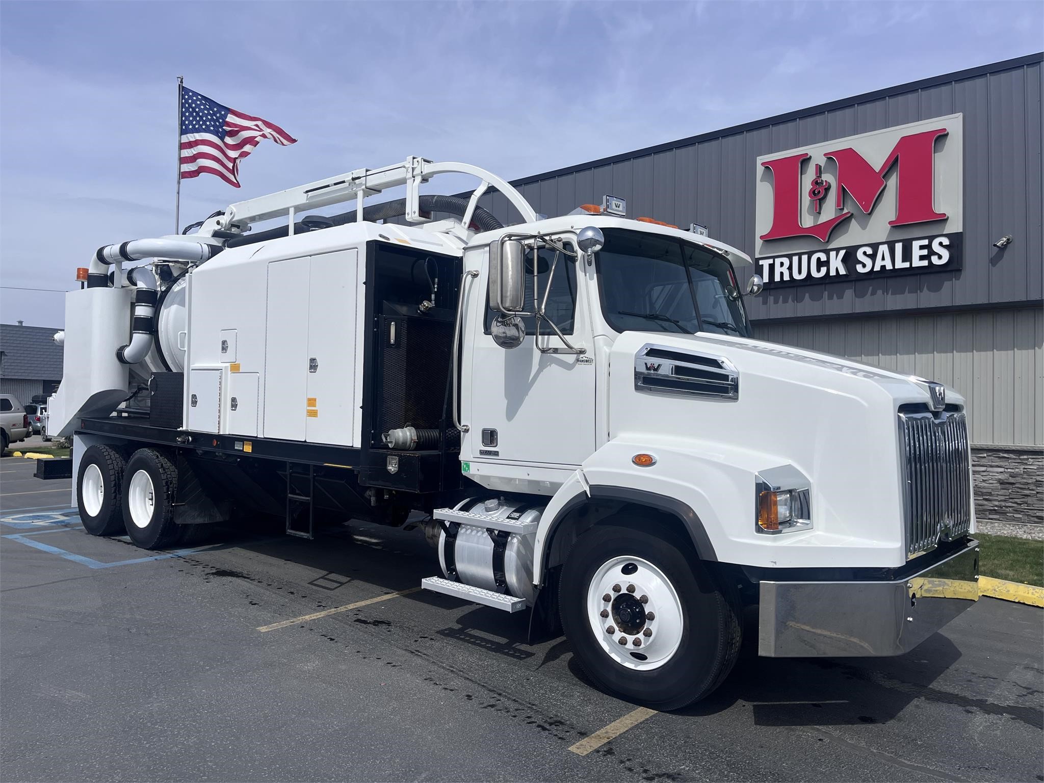 2019 WESTERN STAR 4700 - image 1 of 6