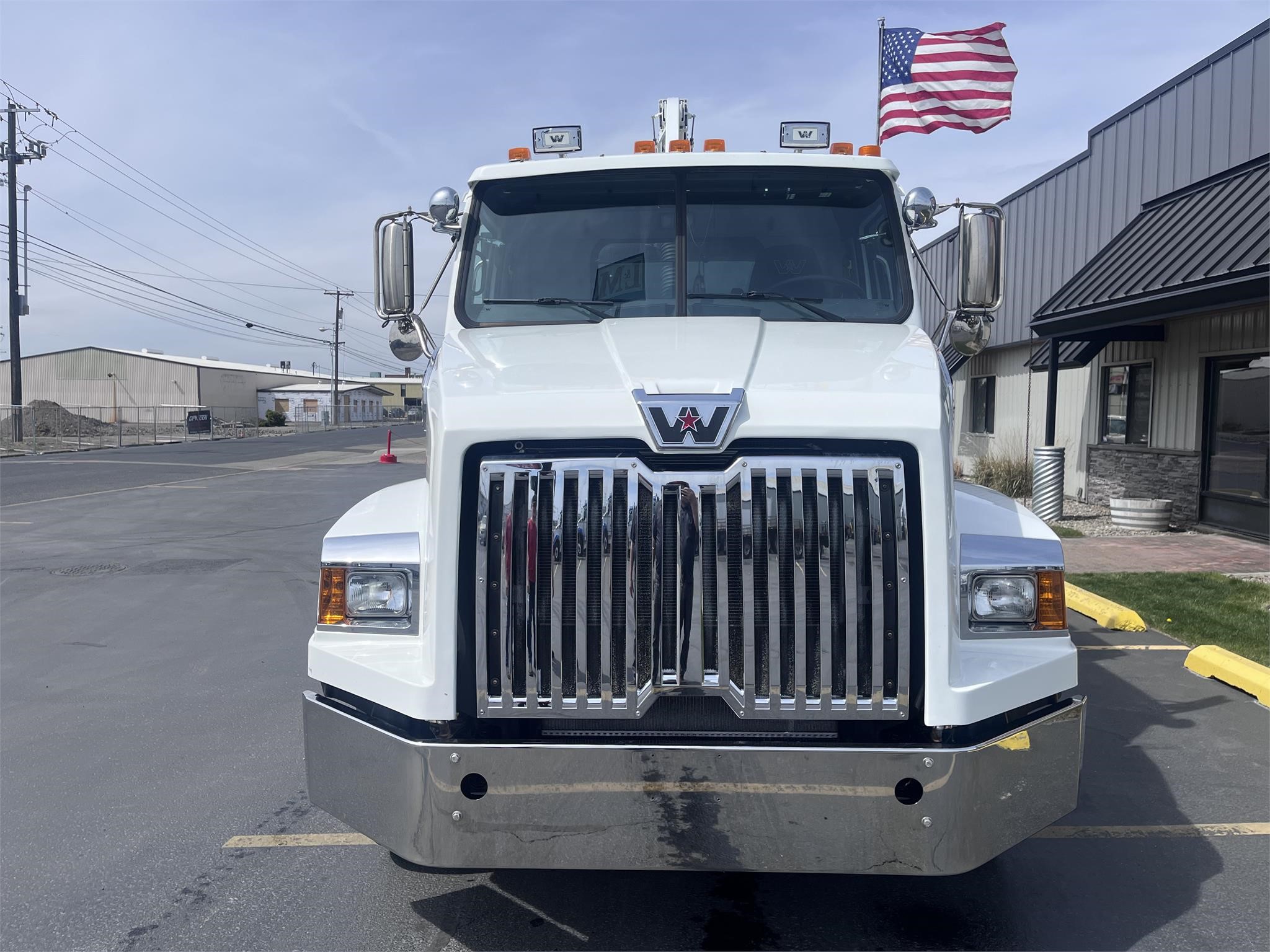 2019 WESTERN STAR 4700 - image 3 of 6