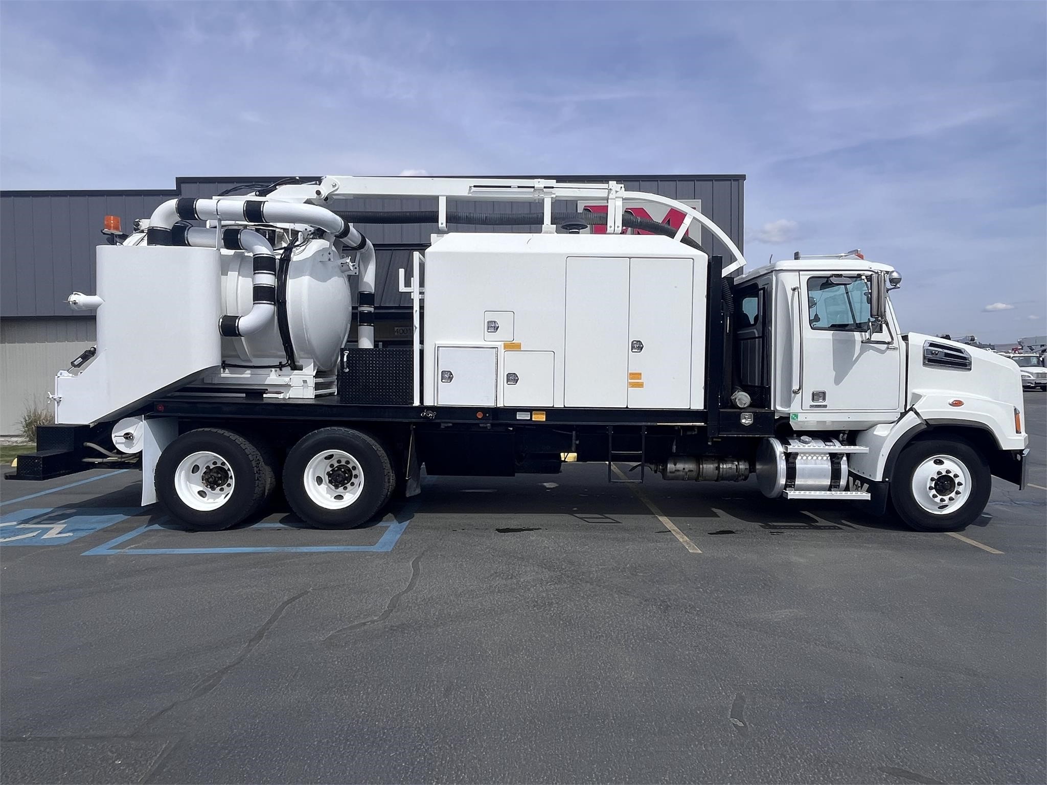 2019 WESTERN STAR 4700 - image 2 of 6