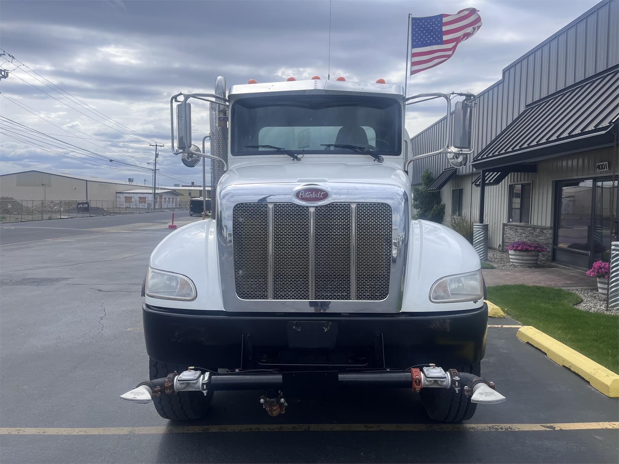 2019 PETERBILT 348 - image 2 of 6