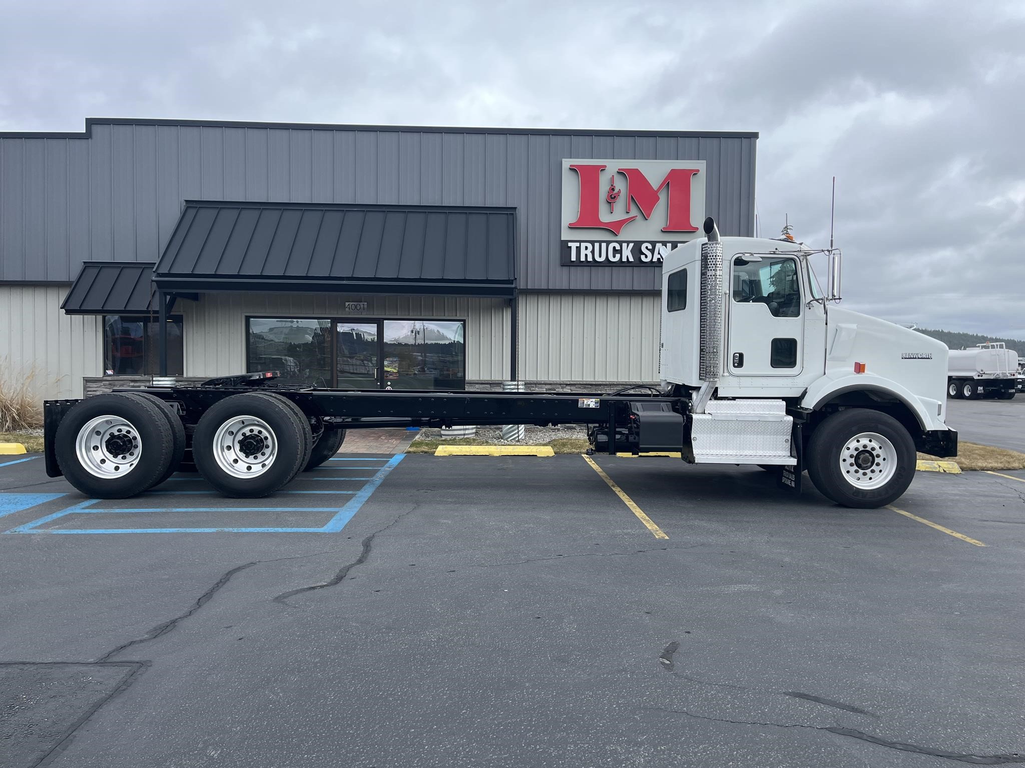 2016 KENWORTH T800 - image 2 of 6