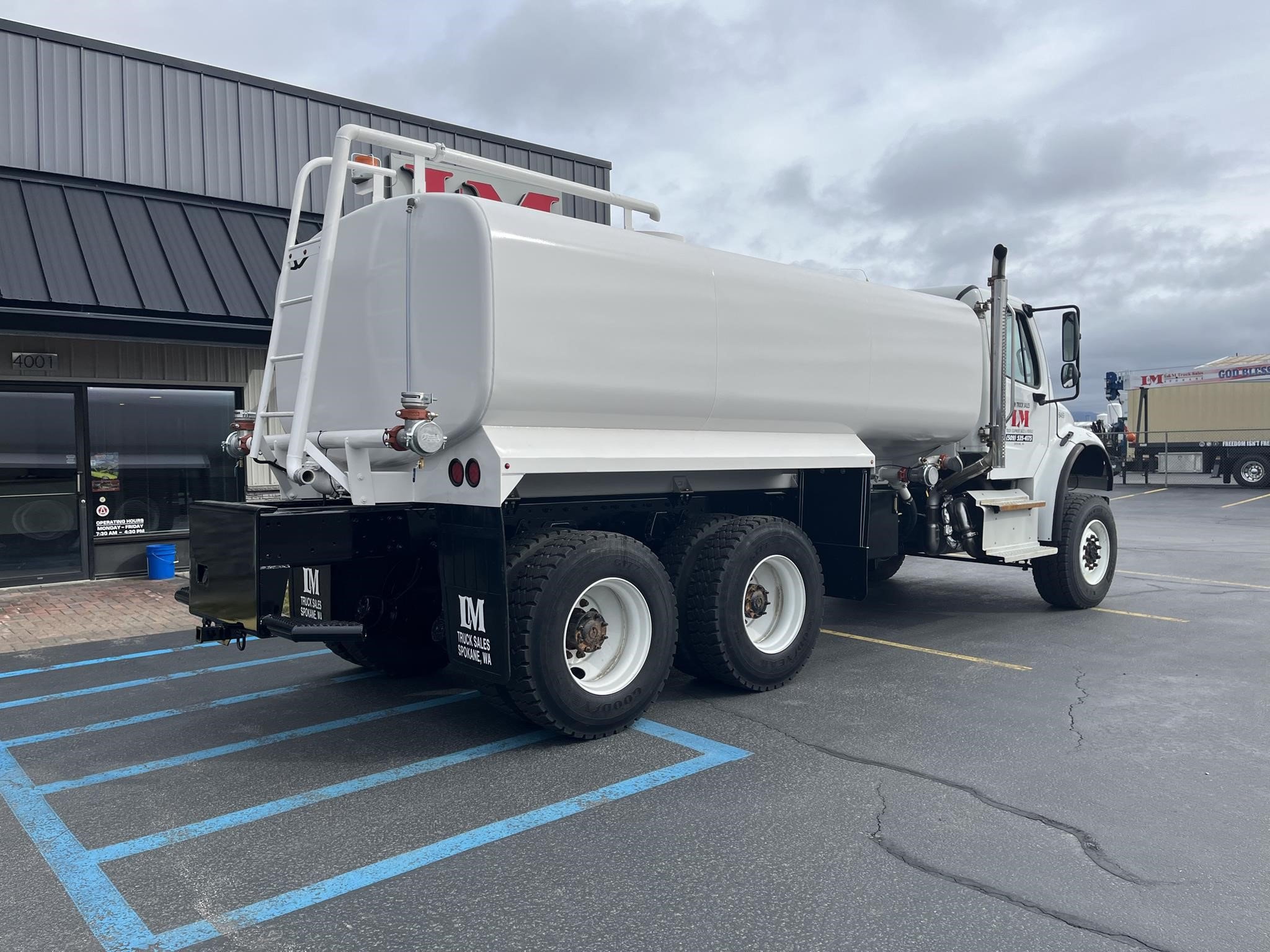 2016 FREIGHTLINER BUSINESS CLASS M2 106 - image 3 of 6