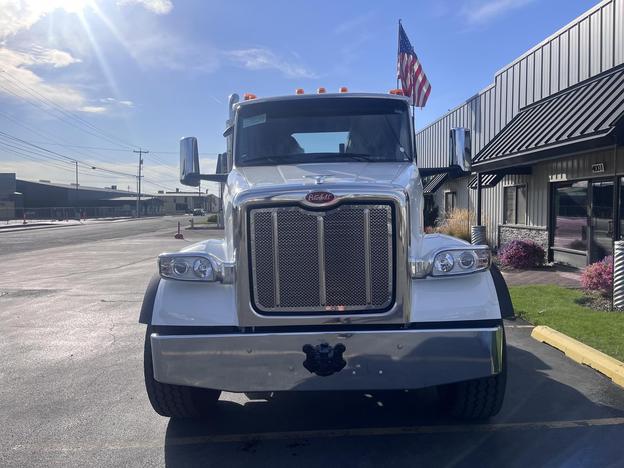 2025 PETERBILT 567 - image 2 of 6