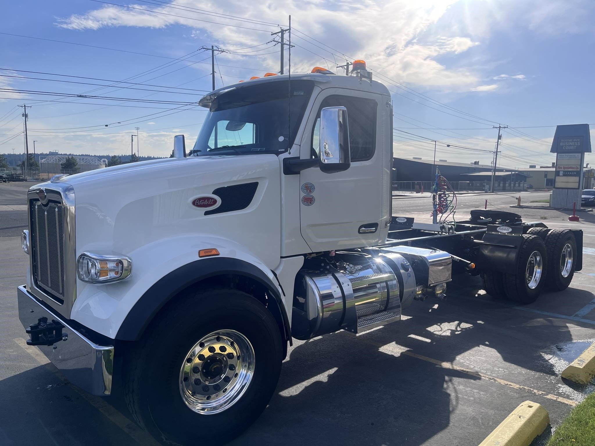 2025 PETERBILT 567 - image 3 of 6