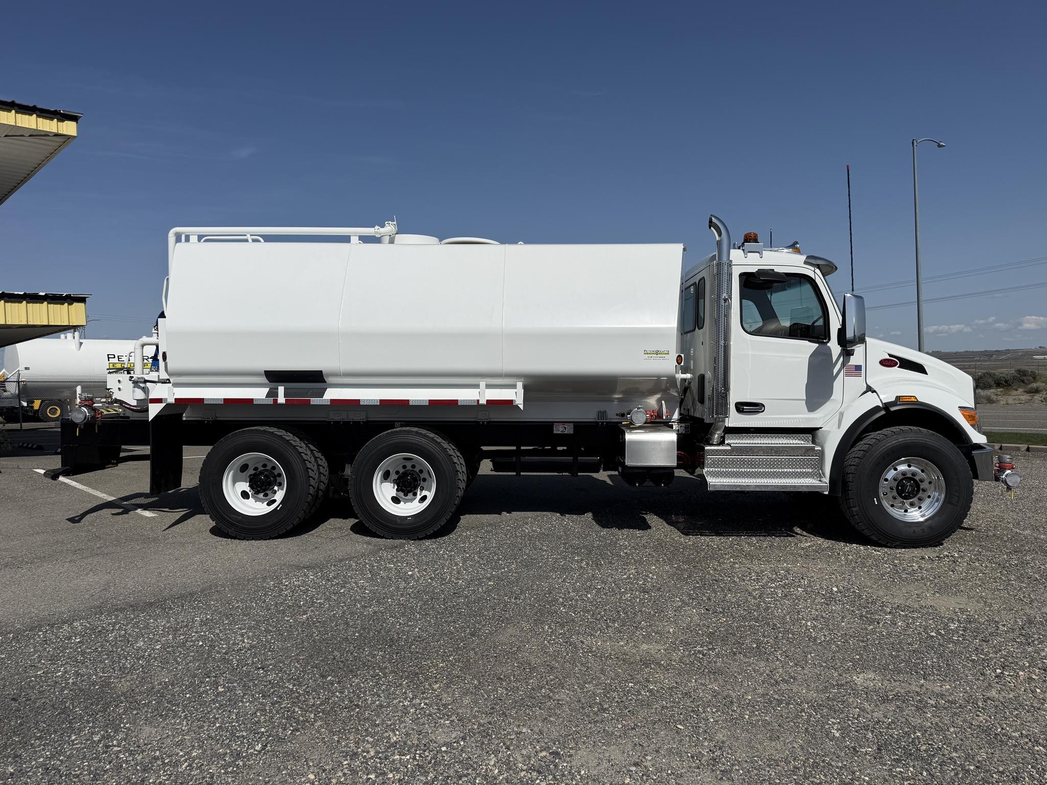2025 PETERBILT 548 - image 4 of 6