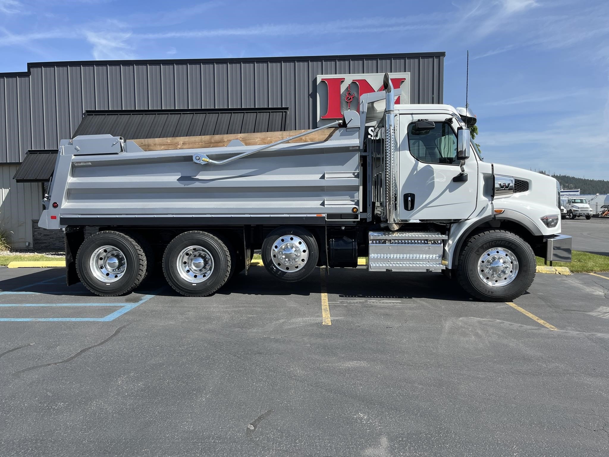 2025 WESTERN STAR 47X - image 2 of 6