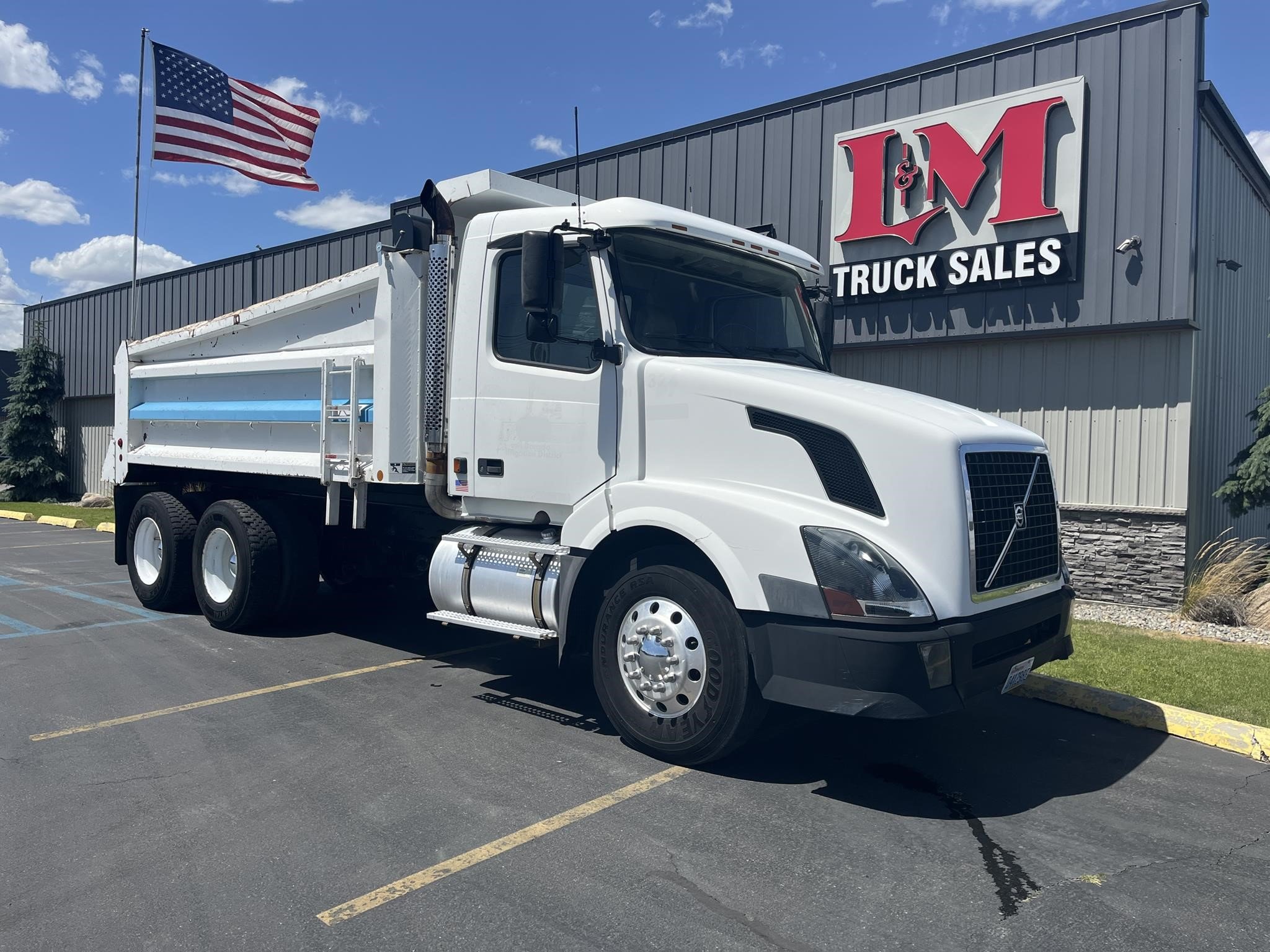 2005 VOLVO VNL42400 - image 1 of 6