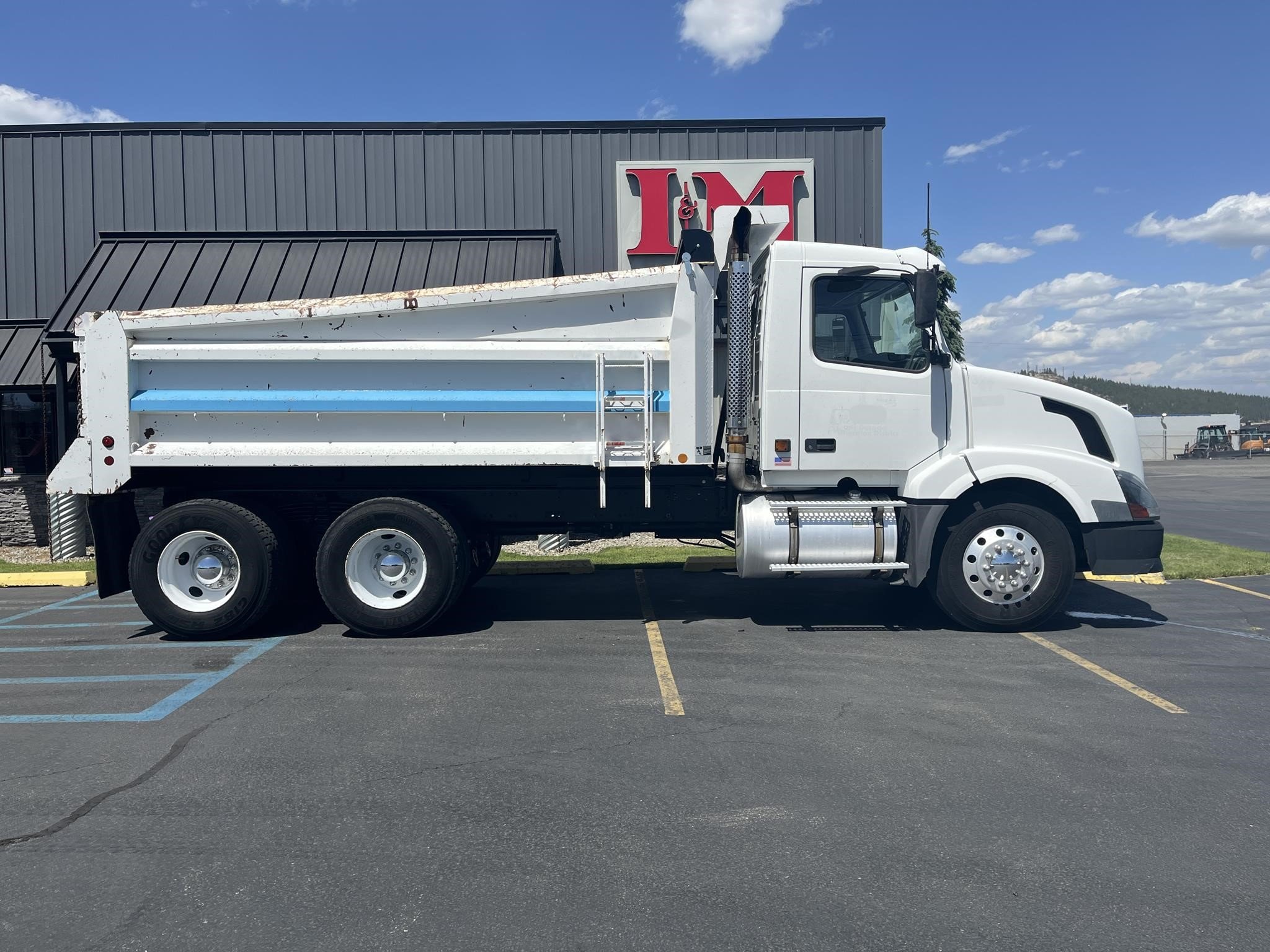 2005 VOLVO VNL42400 - image 2 of 6