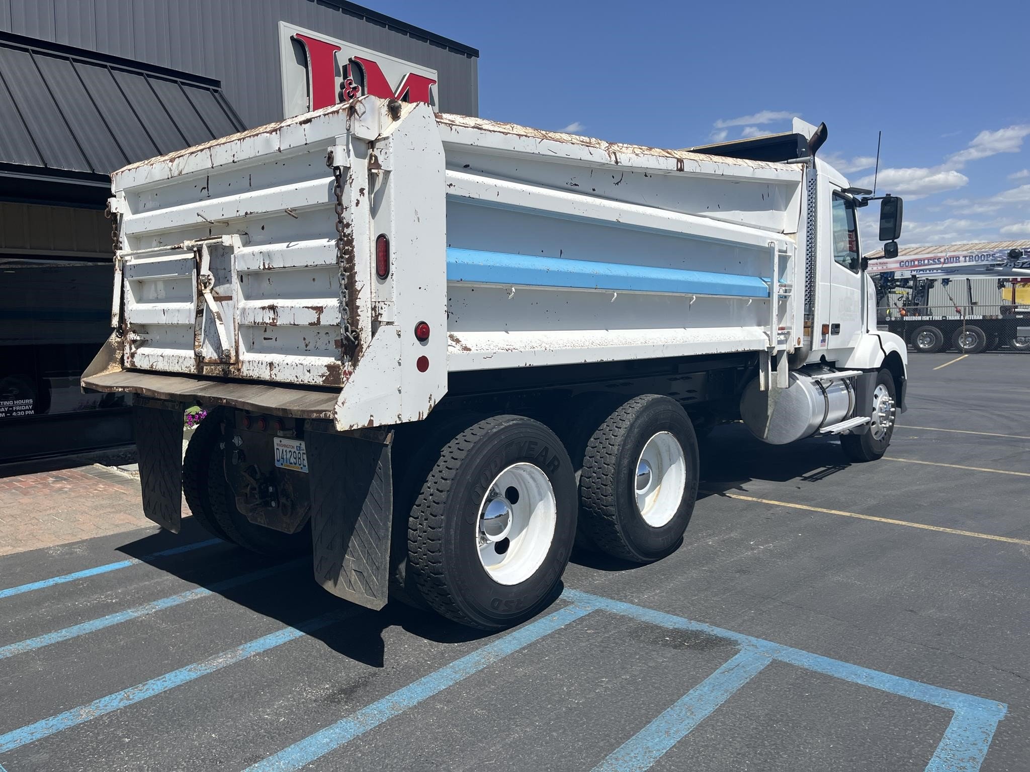 2005 VOLVO VNL42400 - image 3 of 6