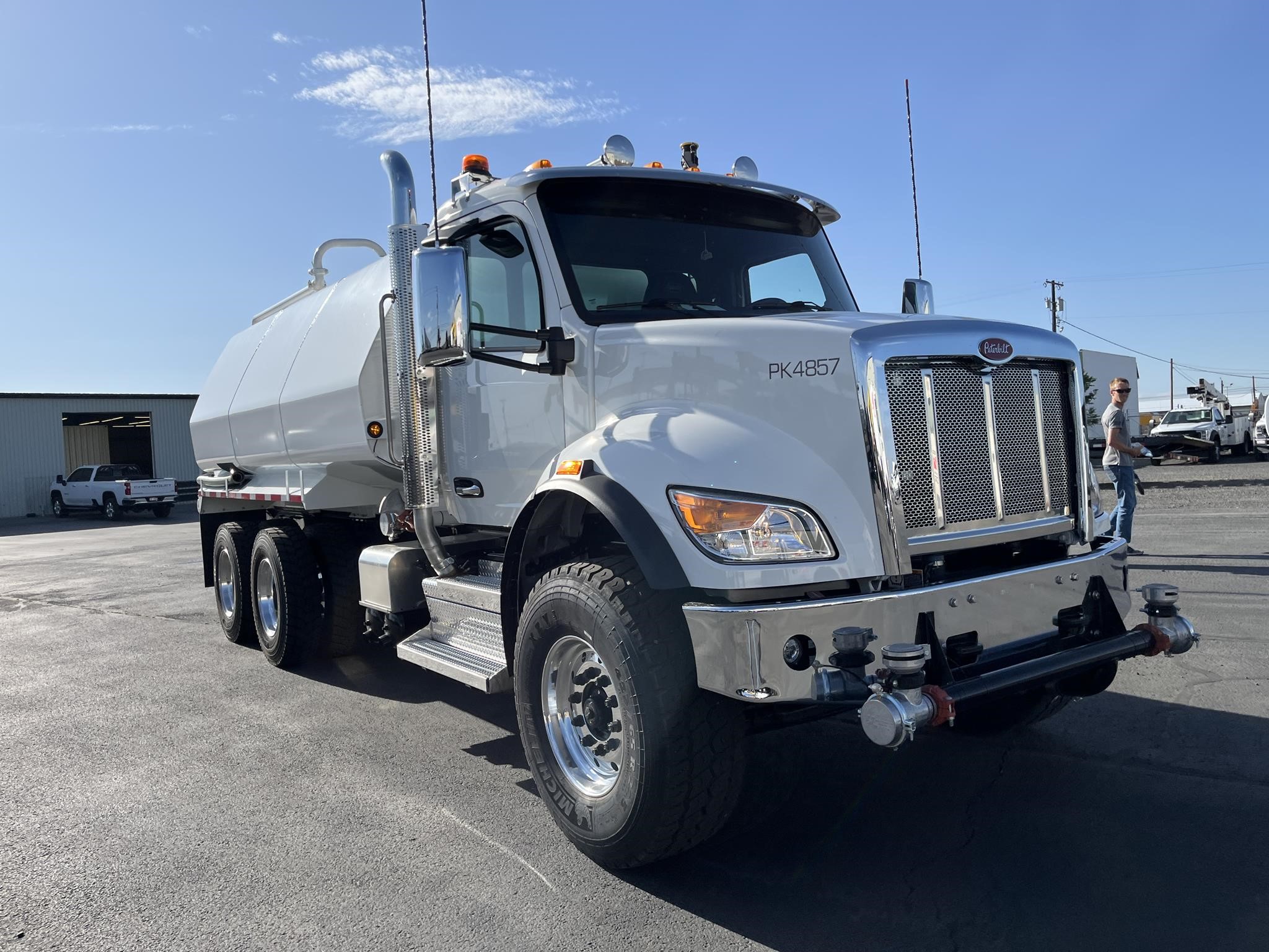 2025 PETERBILT 548 2025 PETERBILT 548 - image 2 of 5