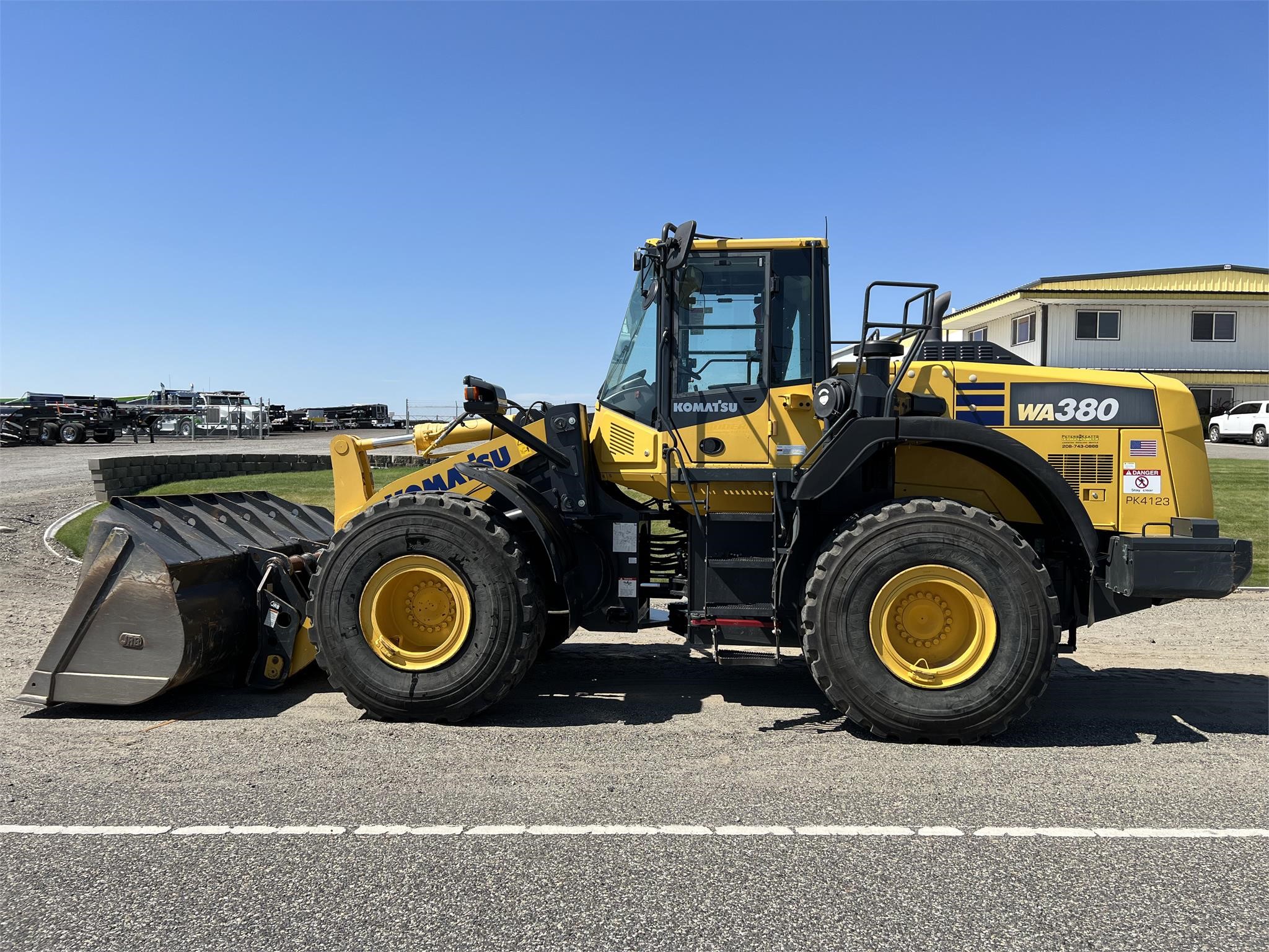 2017 KOMATSU WA380 - image 2 of 6