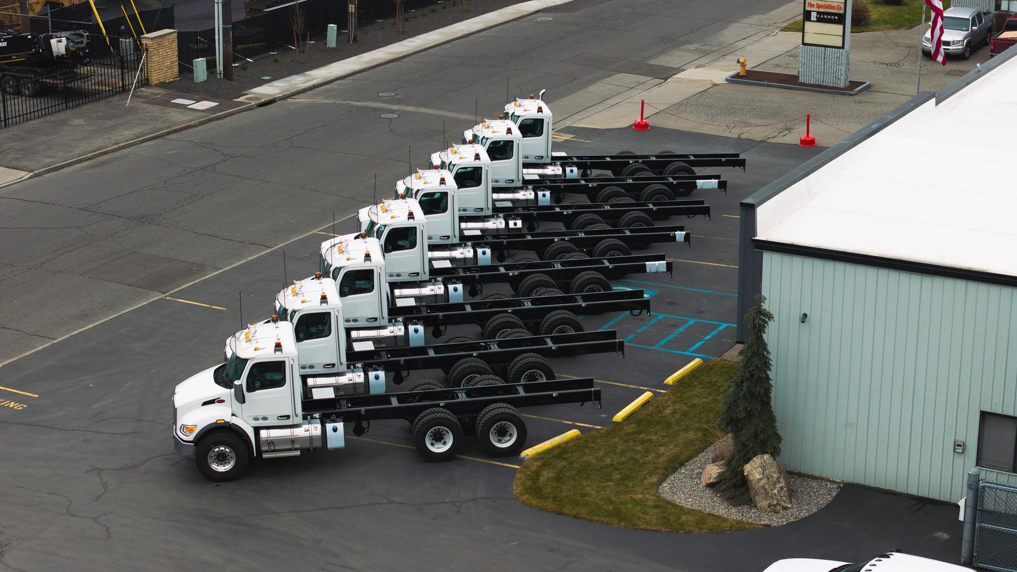 2025 PETERBILT 548 2025 PETERBILT 548 - image 2 of 6