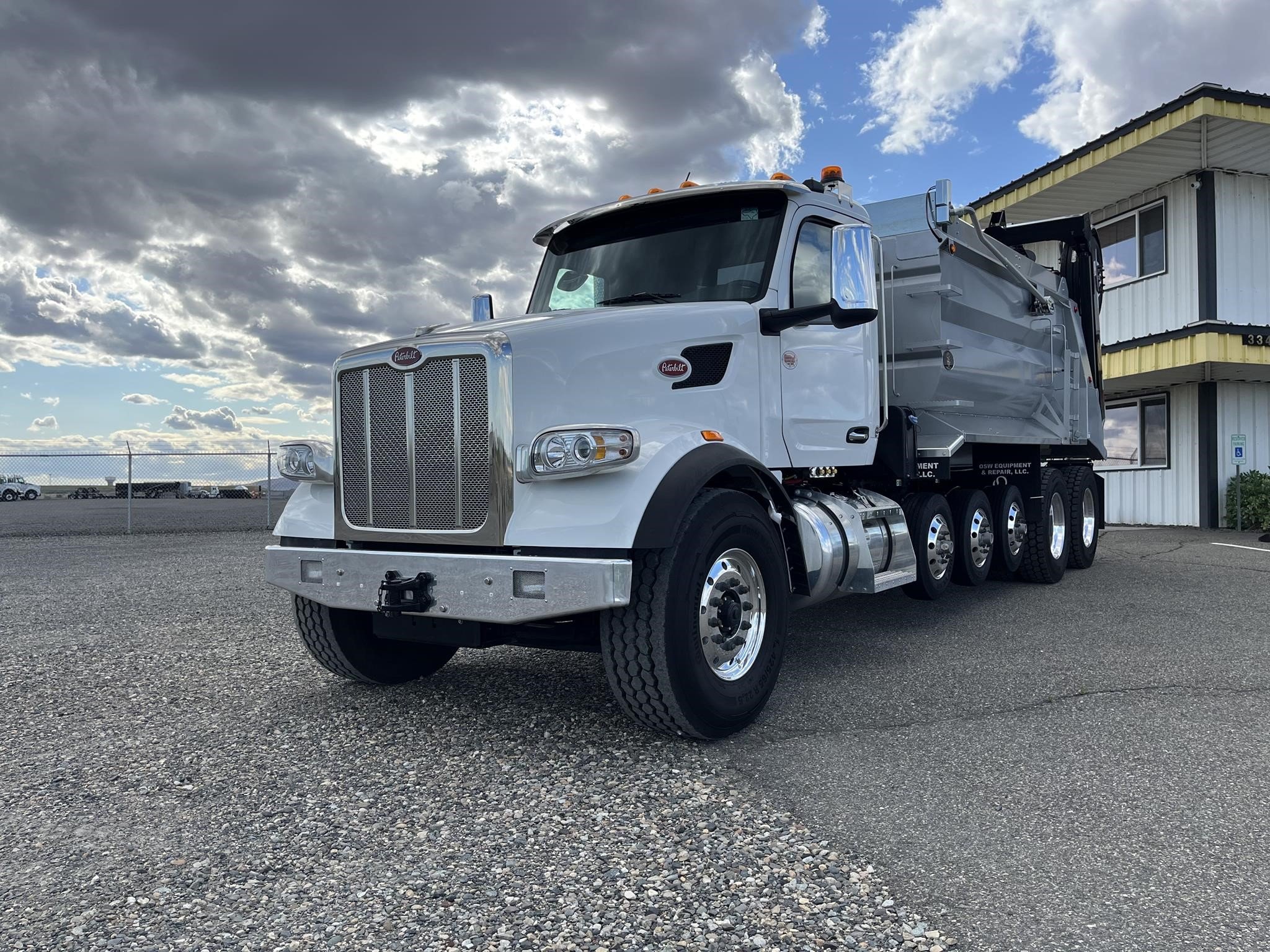 2025 PETERBILT 567 2025 PETERBILT 567 - image 1 of 6