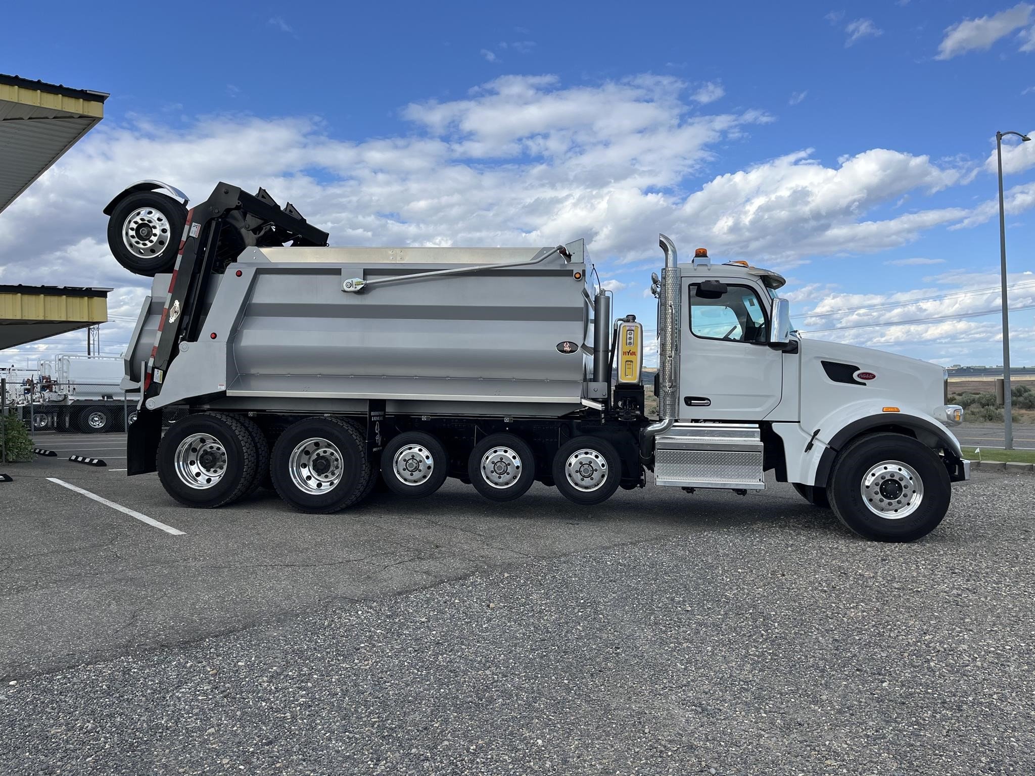 2025 PETERBILT 567 2025 PETERBILT 567 - image 4 of 6