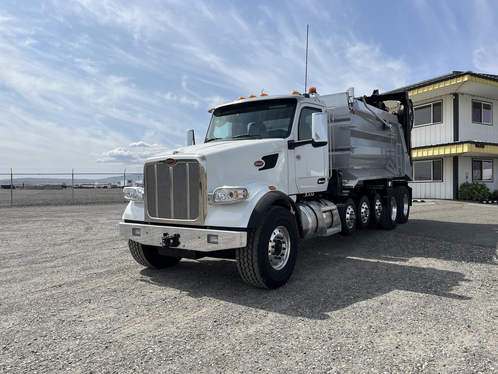 2025 PETERBILT 567 2025 PETERBILT 567 - image 1 of 6