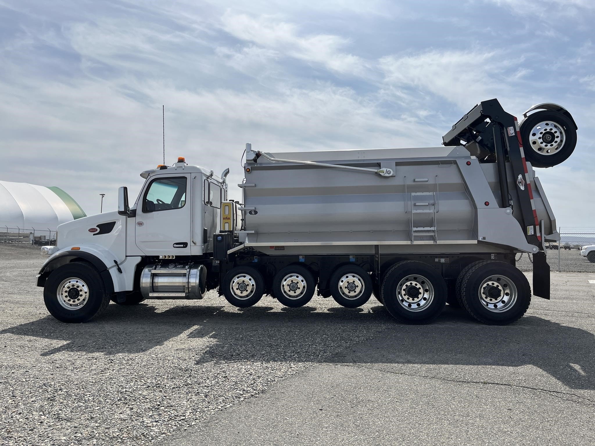 2025 PETERBILT 567 9069936128 2025 PETERBILT 567 9069936128