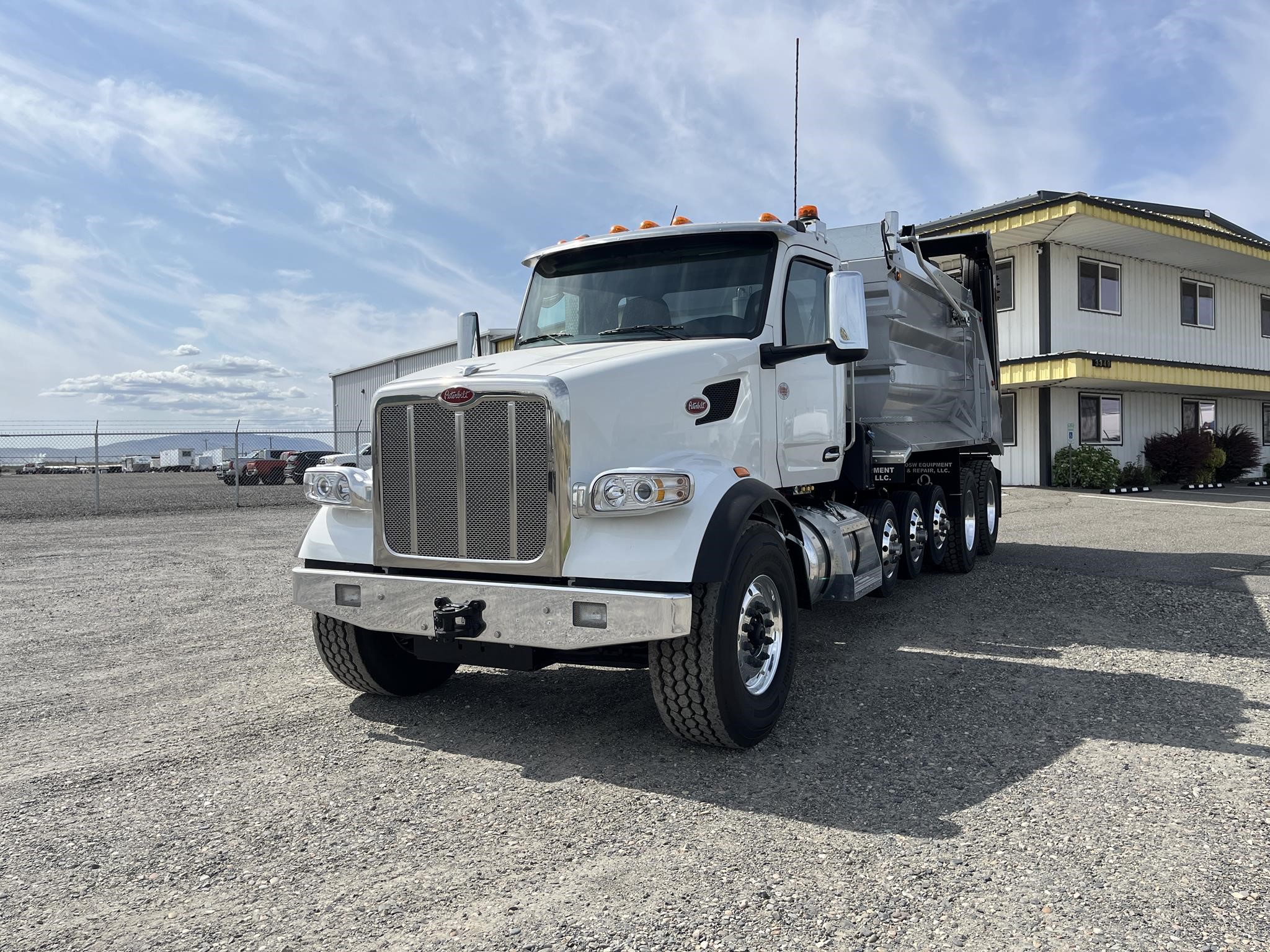 2025 PETERBILT 567 2025 PETERBILT 567 - image 1 of 6