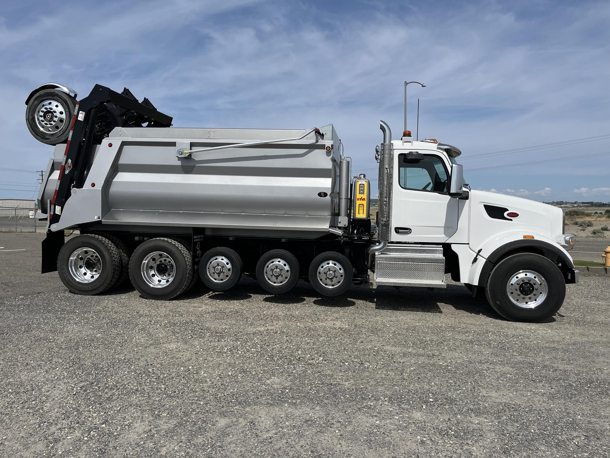 2025 PETERBILT 567 2025 PETERBILT 567 - image 4 of 6