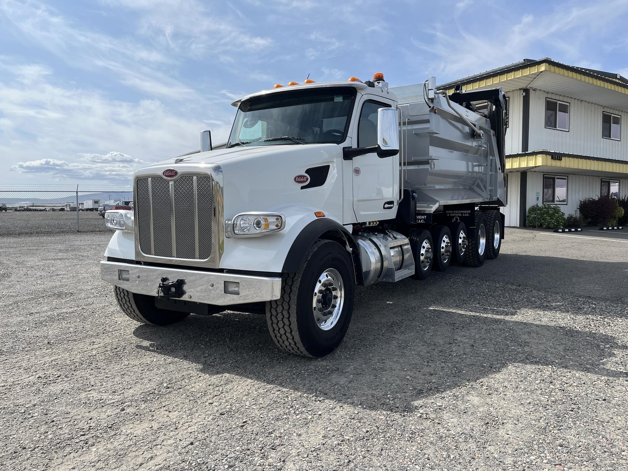 2025 PETERBILT 567 2025 PETERBILT 567 - image 1 of 6