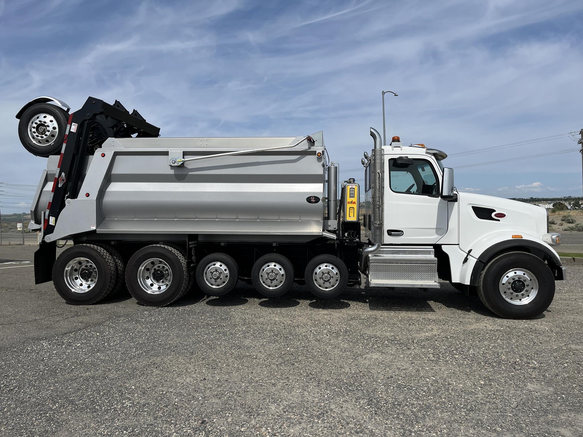 2025 PETERBILT 567 2025 PETERBILT 567 - image 4 of 6