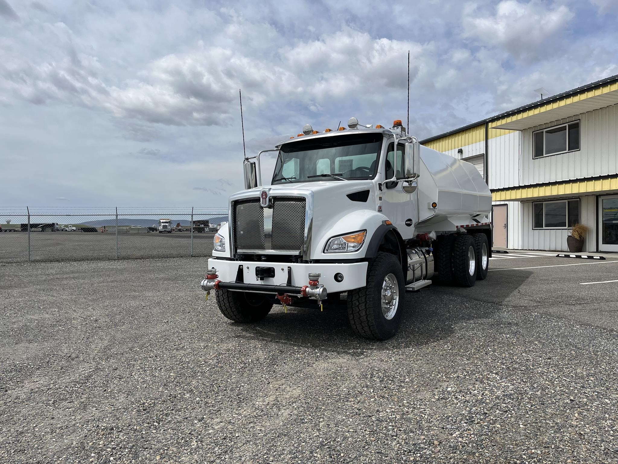 2025 KENWORTH T480 2025 KENWORTH T480 - image 1 of 6