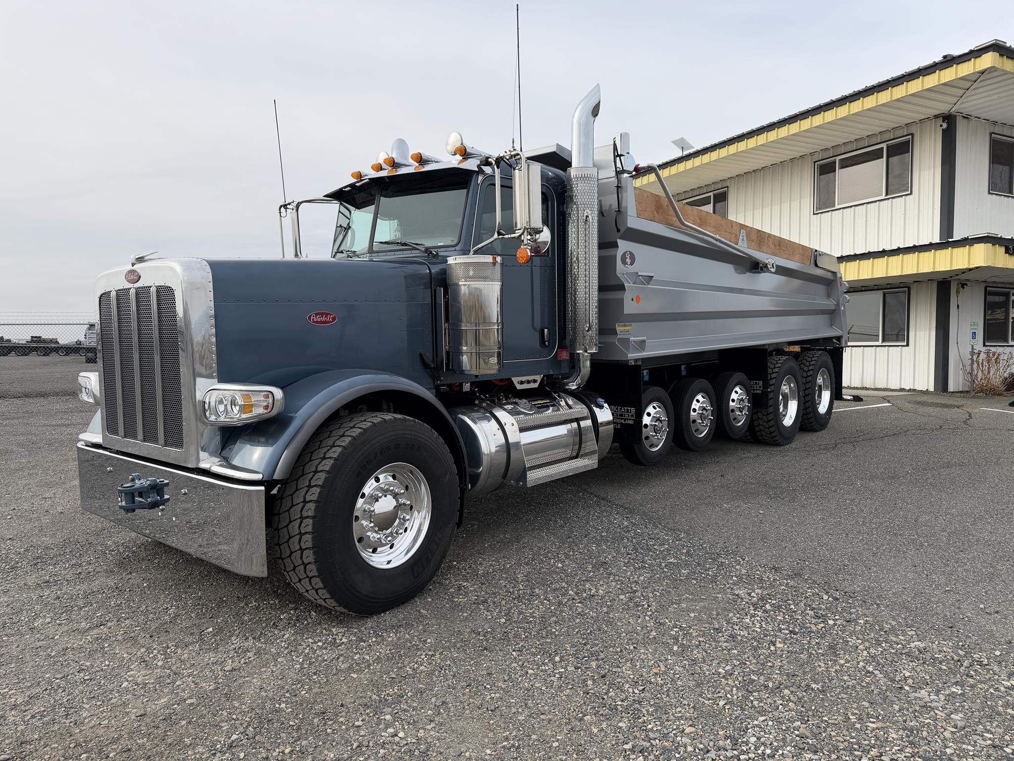2024 PETERBILT 389 - image 1 of 6
