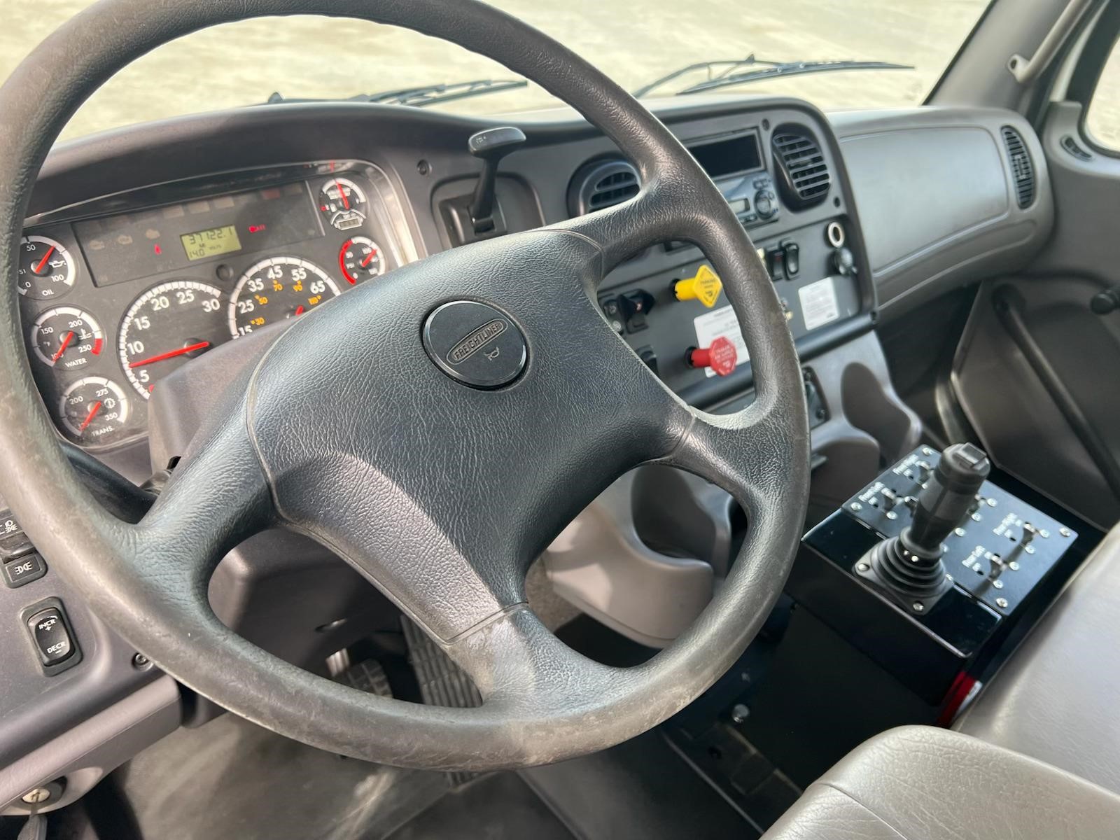 2015 FREIGHTLINER BUSINESS CLASS M2 106 11024299931 2015 FREIGHTLINER BUSINESS CLASS M2 106 11024299931
