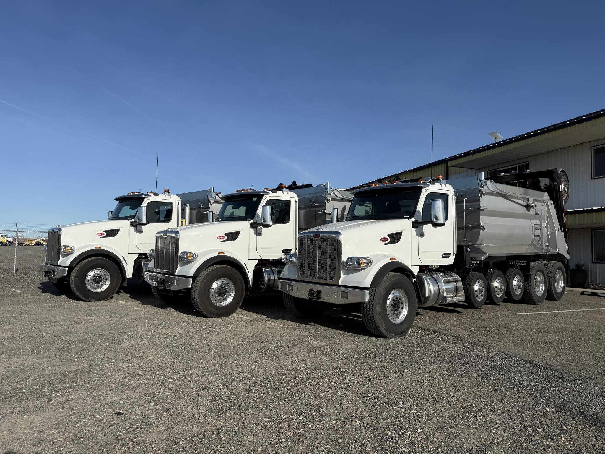 2025 PETERBILT 567 2025 PETERBILT 567 - image 1 of 3