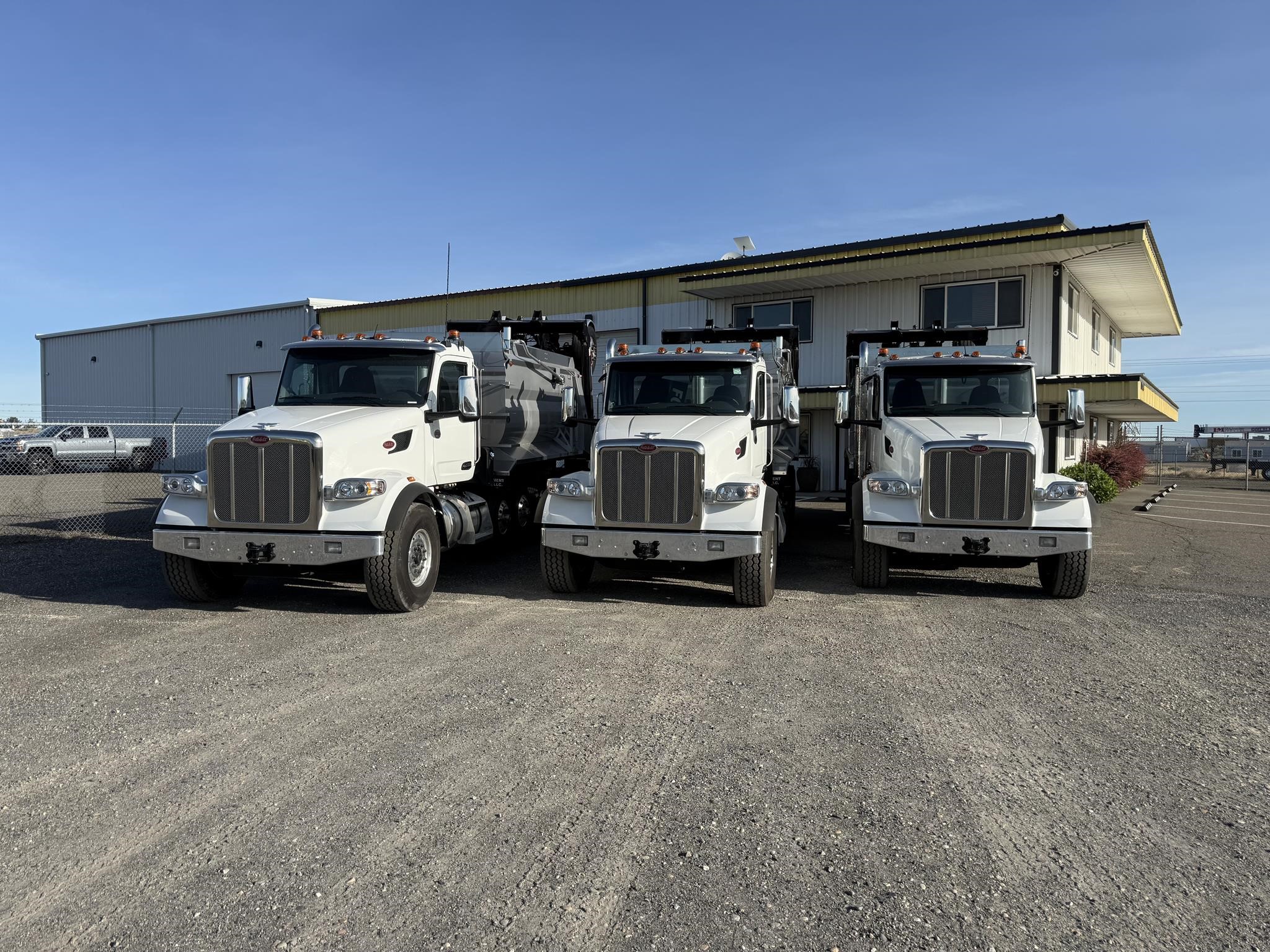 2025 PETERBILT 567 2025 PETERBILT 567 - image 2 of 3