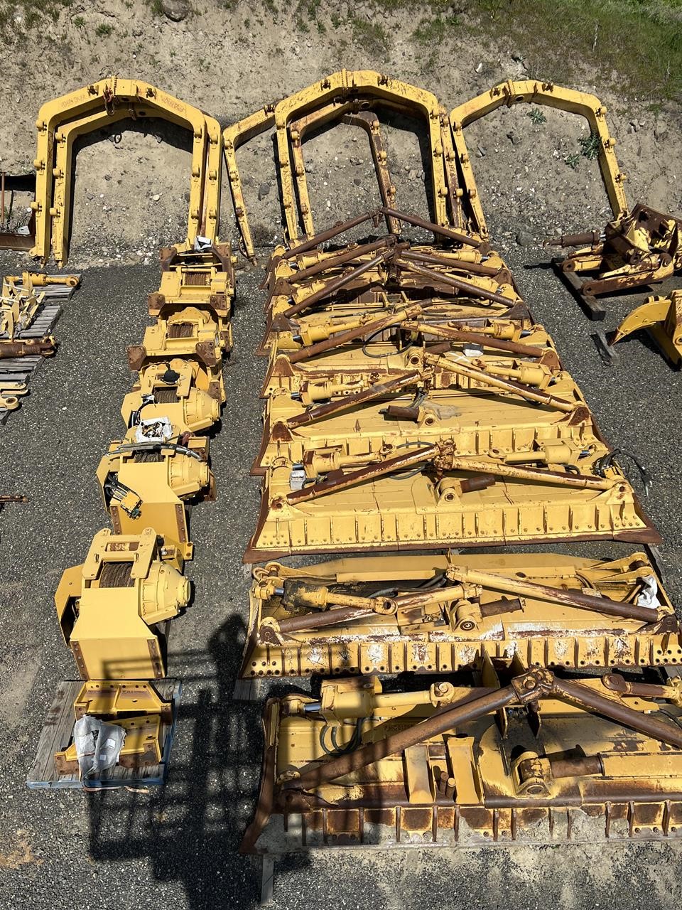 CATERPILLAR D8T CATERPILLAR D8T - image 1 of 6