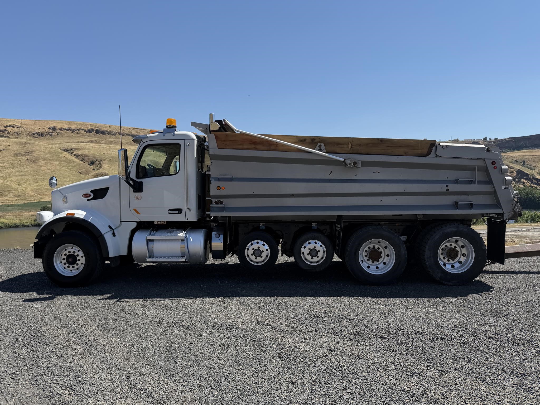 2020 PETERBILT 567 - image 2 of 6