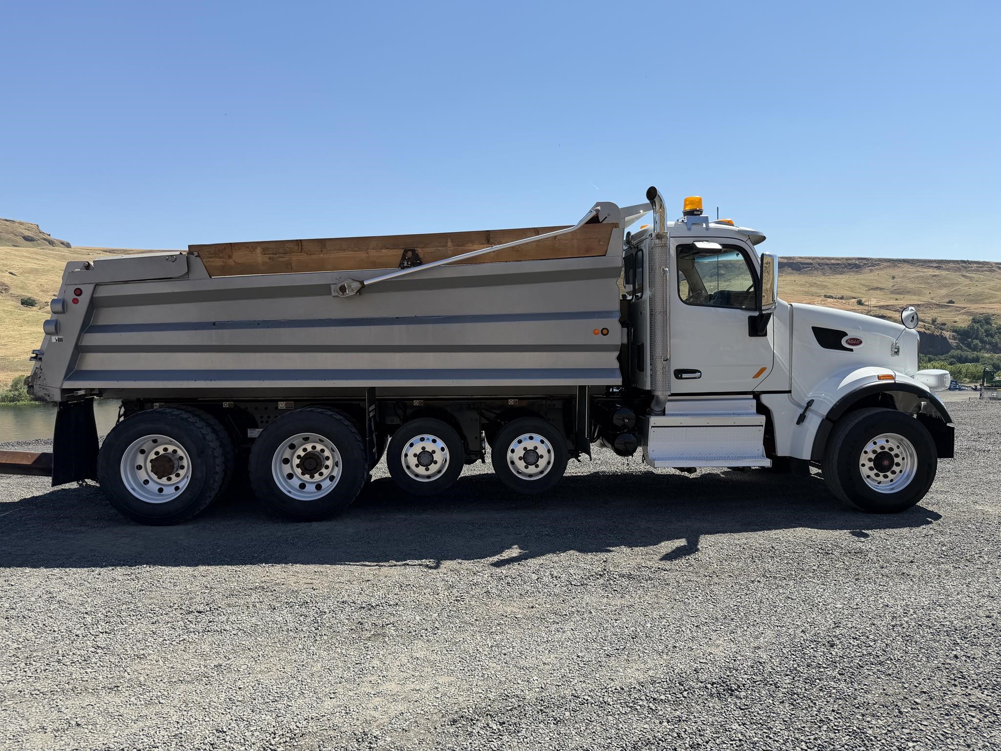 2020 PETERBILT 567 - image 2 of 6