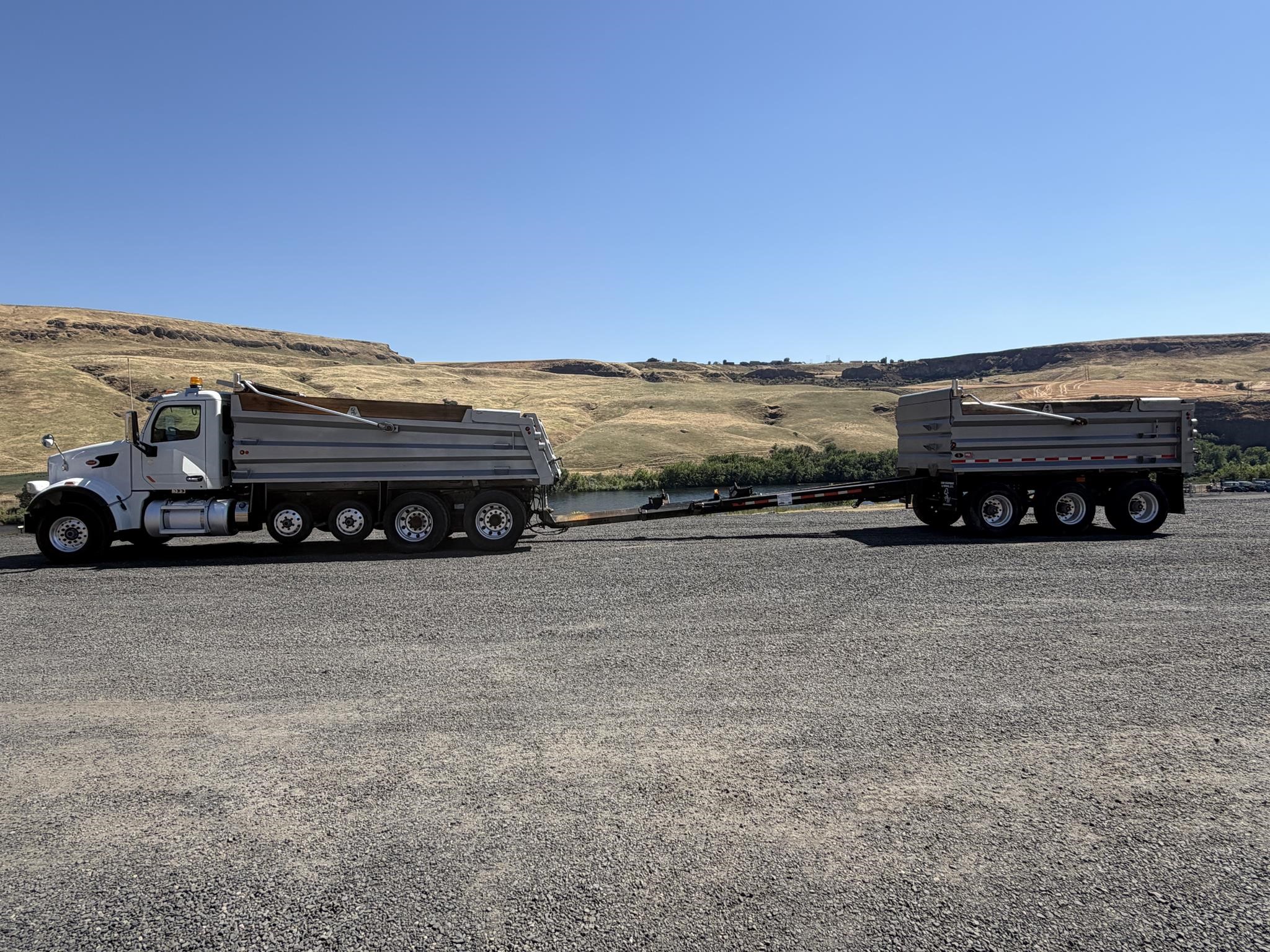 2020 PETERBILT 567 - image 3 of 6