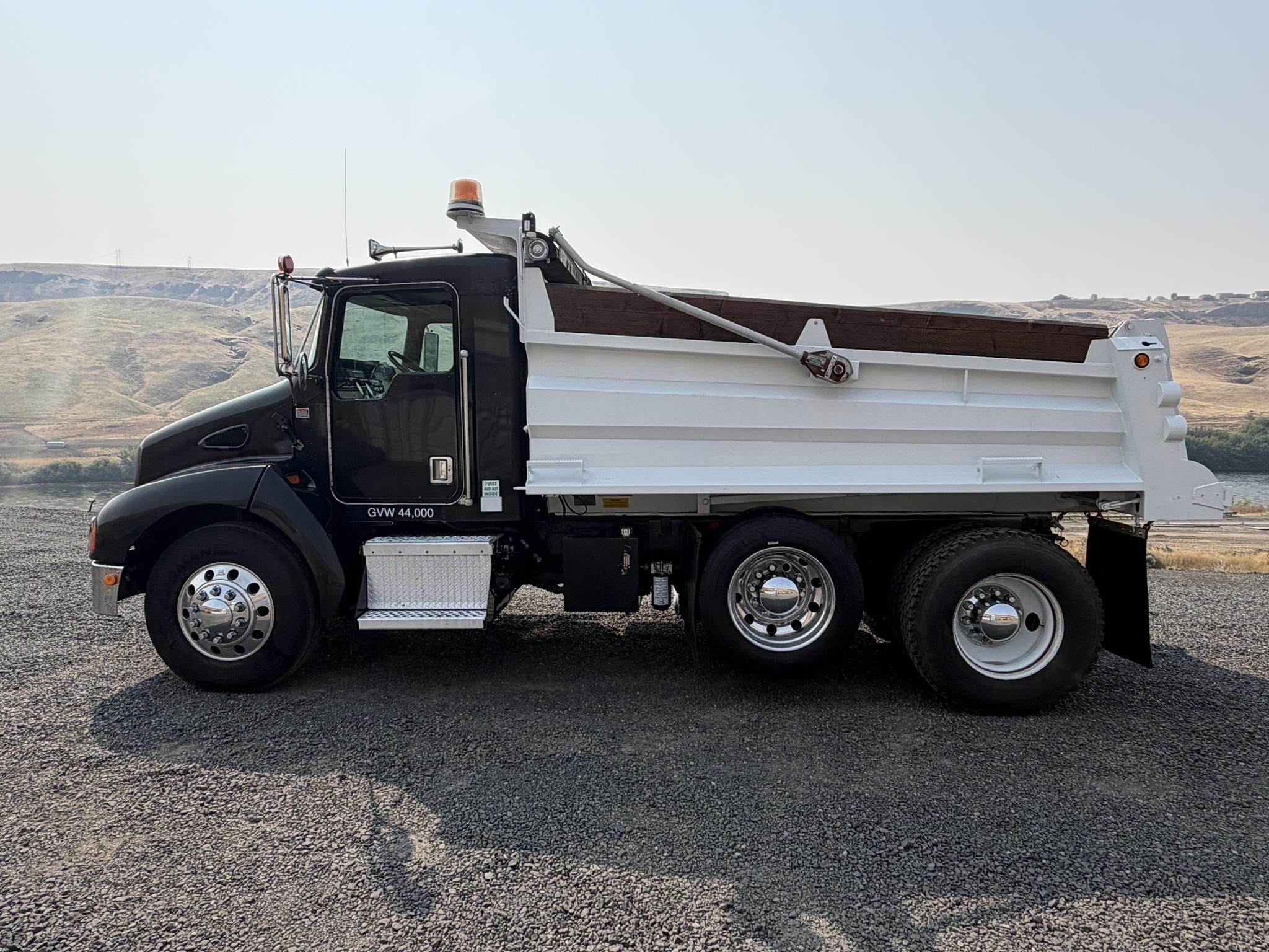2001 KENWORTH T300 - image 2 of 6